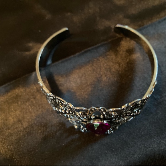 Filigre scrollwork Cuff costume bracelet with pink faux gemstone - Picture 2 of 3